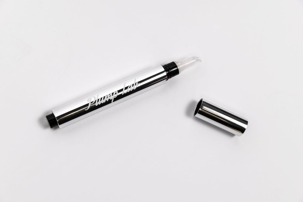 Duración del brillo de Plump Lab, labios con color claro duradero.