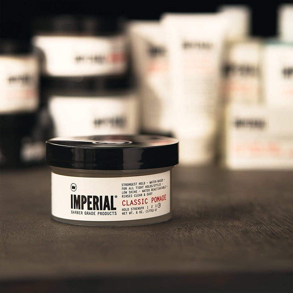 Imperial Barber Pomada Clásica: aplicación suave para peinado uniforme.
