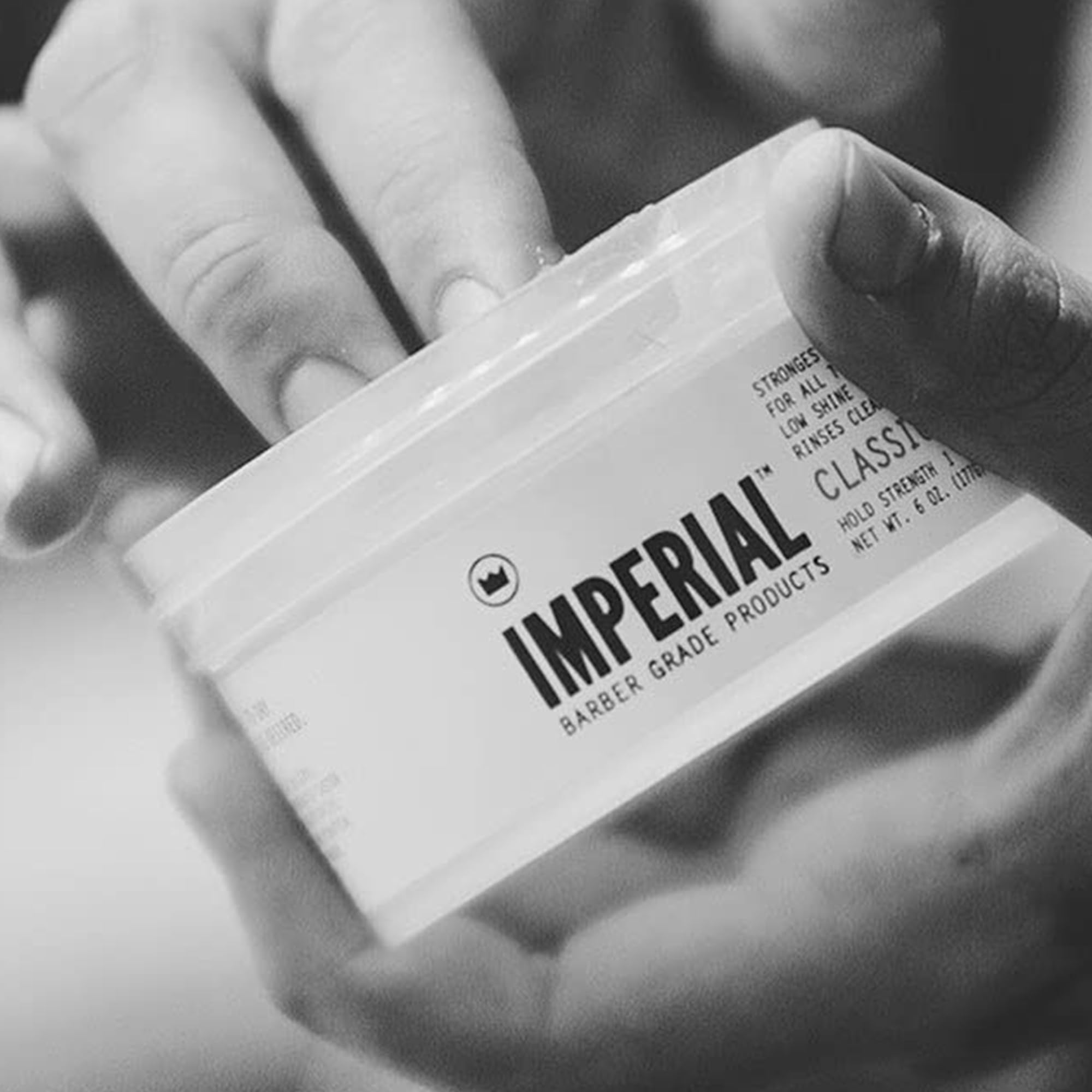 Imperial Barber Pomada Clásica: fijación de día para estilos pulidos.