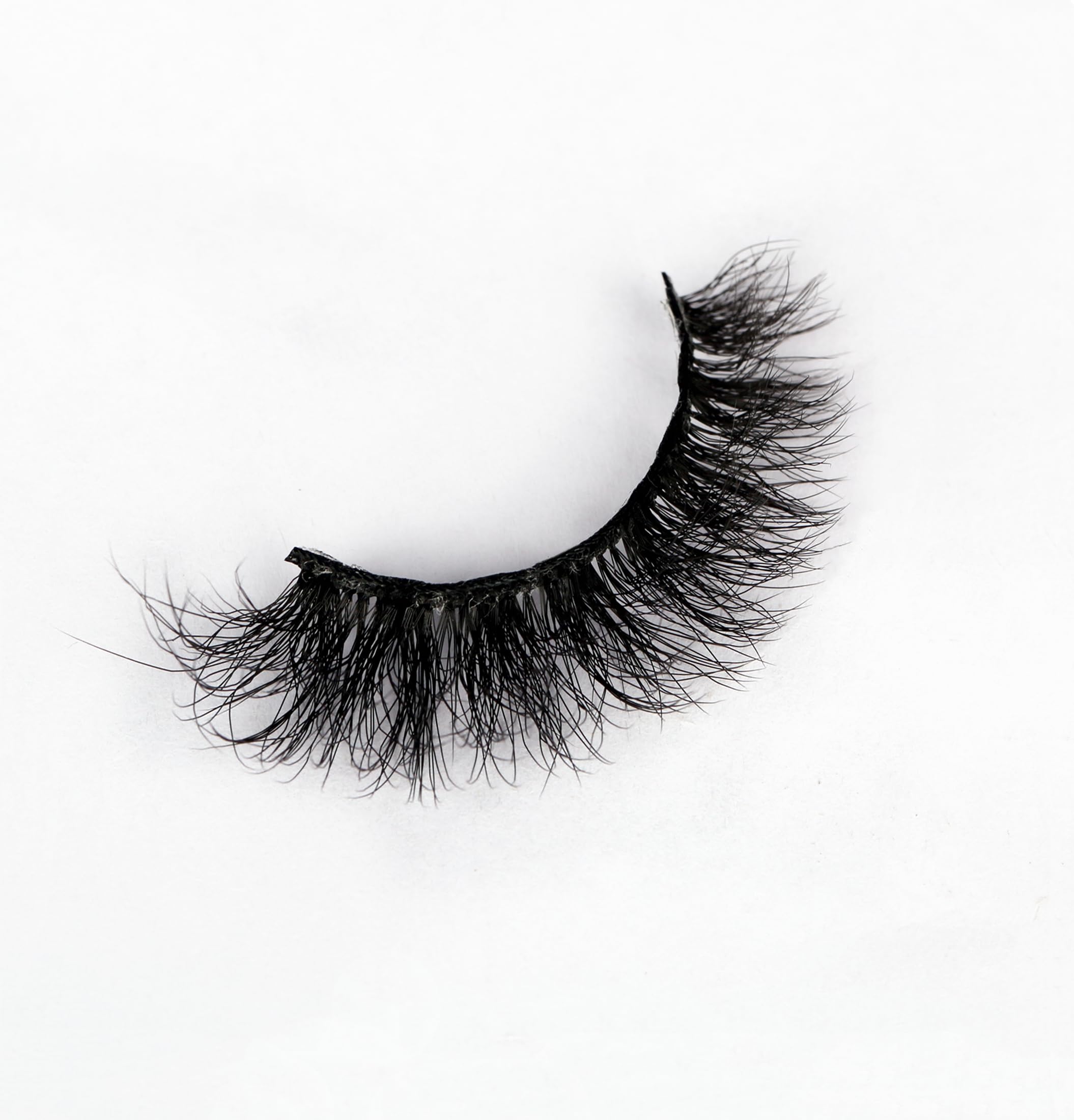 Pooplunch dual-length lashes flare at outer edge for cat-eye drama.