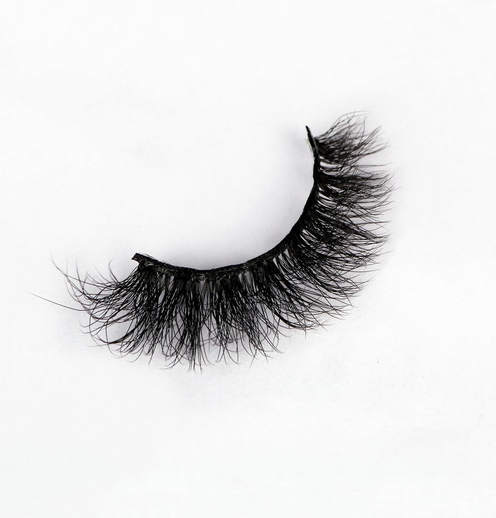 Pooplunch dual-length lashes flare at outer edge for cat-eye drama.