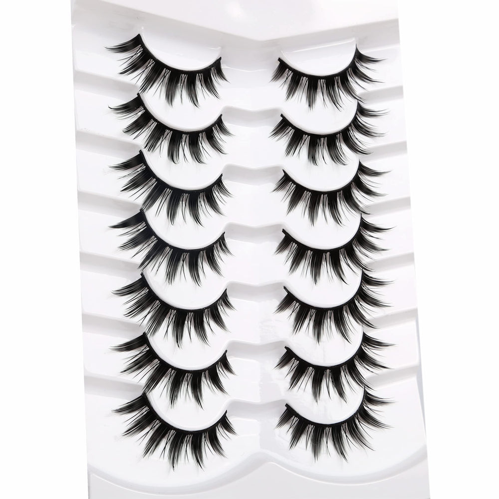 Pooplunch full-volume wispy lashes to widen and brighten your eyes.