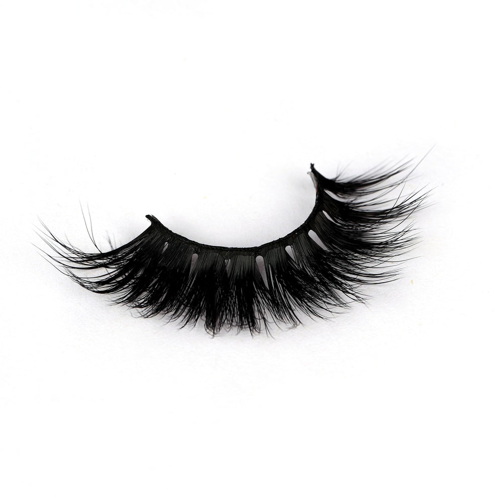 Pooplunch handmade high-quality lashes with refined detailing
