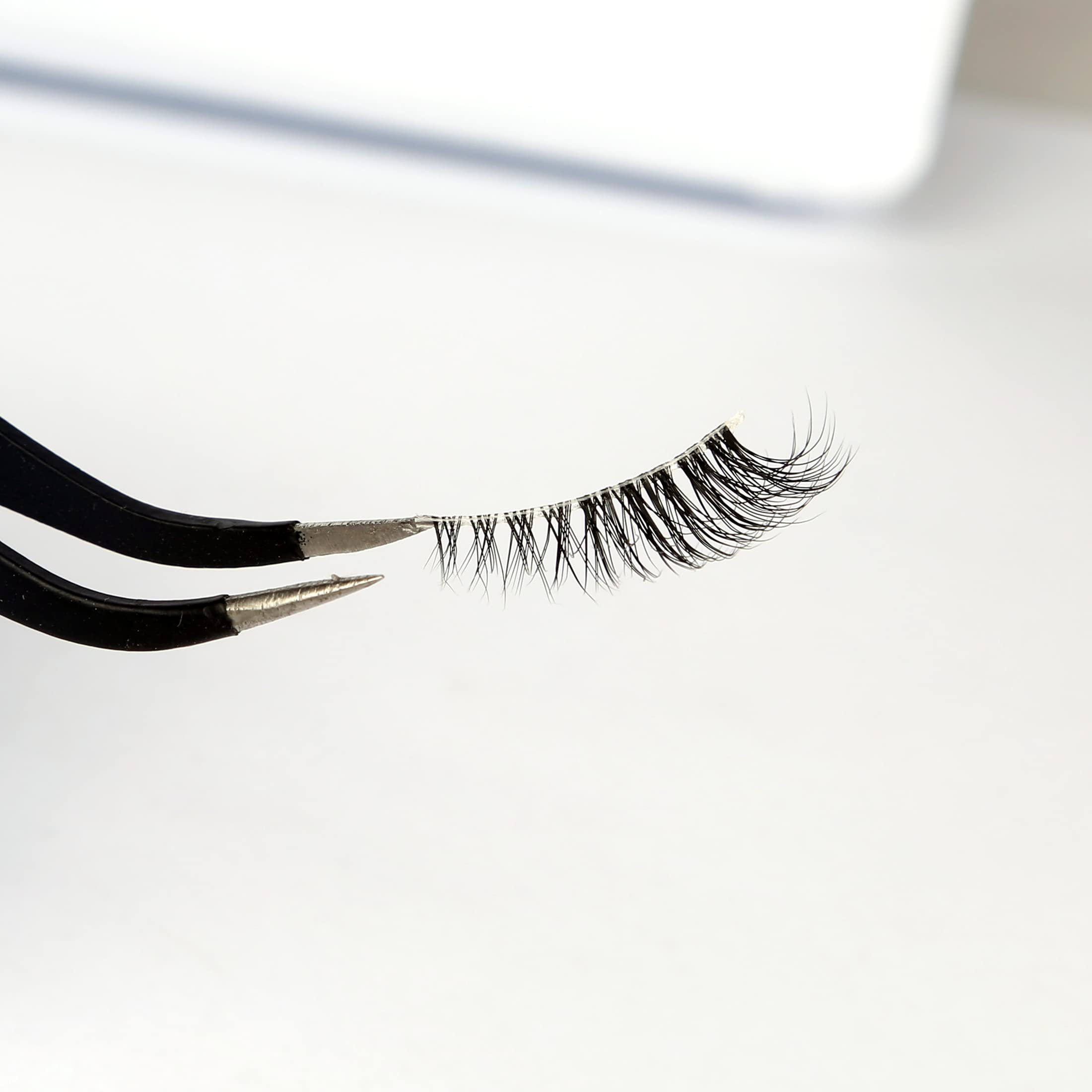 Pooplunch 3/4 short band lashes lift outer corners for a lifted look.