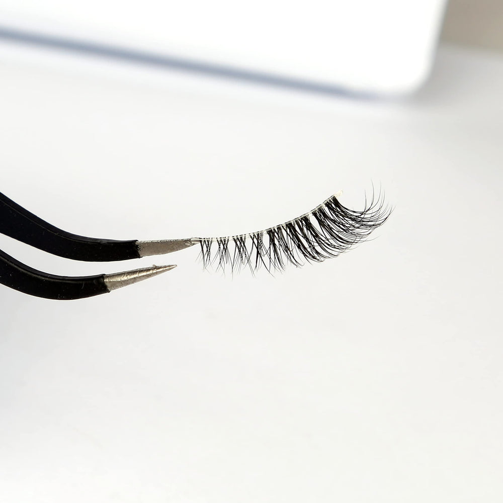 Pooplunch 3/4 short band lashes lift outer corners for a lifted look.