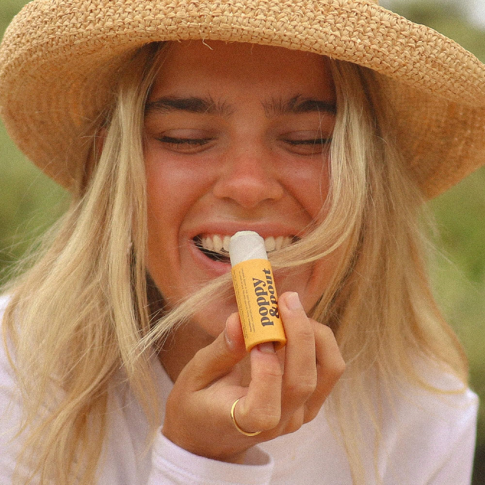 Poppy & Pout Ingredientes naturales: aceite de coco orgánico y cera de abejas.