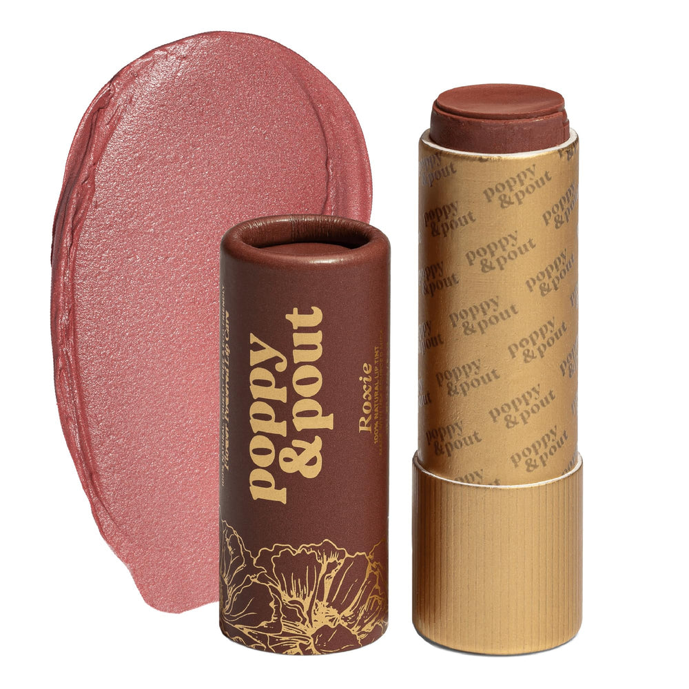 Tinte labial Roxie de Poppy & Pout en tubo de cartón, color natural.