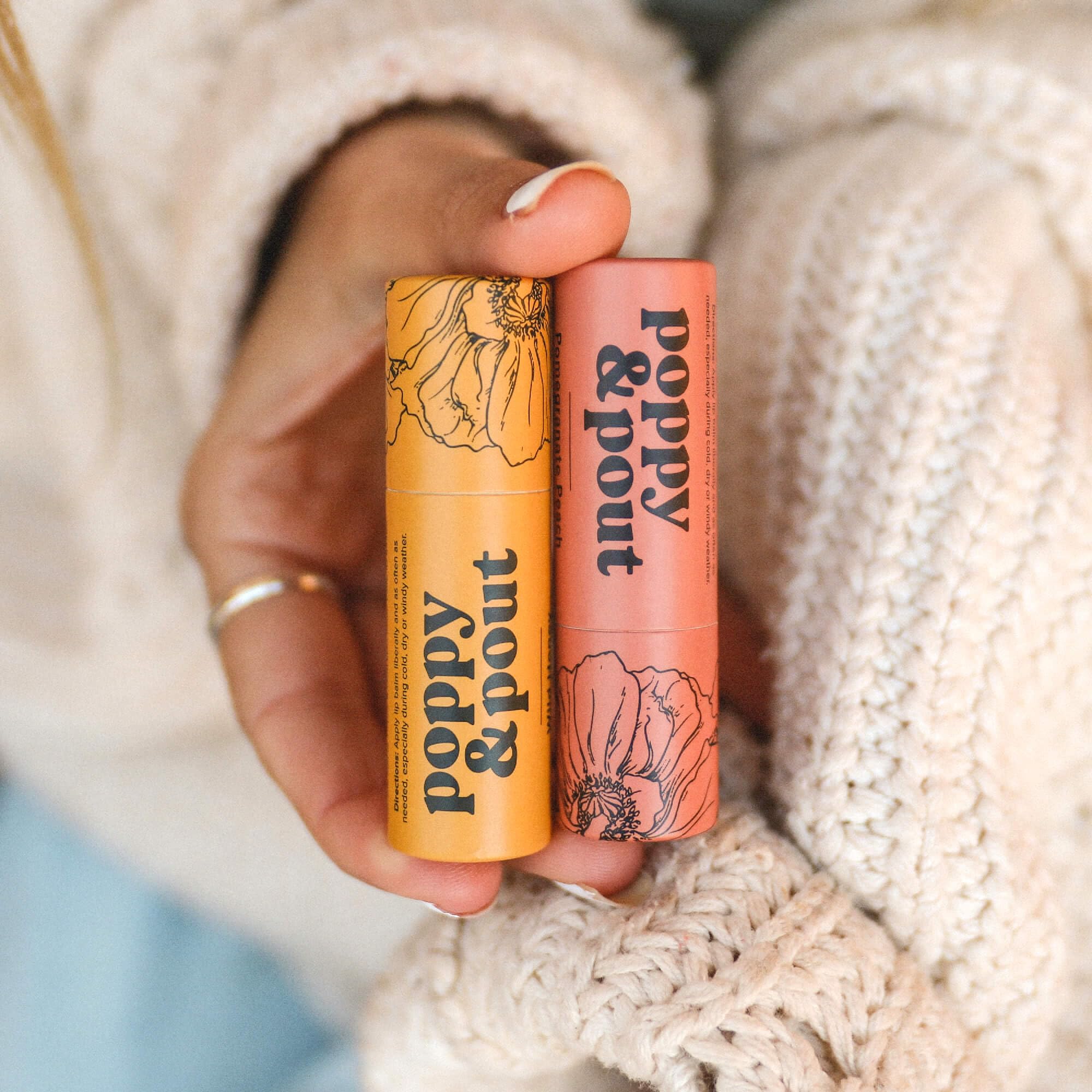 Vitamina E y coco orgánico nutren labios con Poppy & Pout.