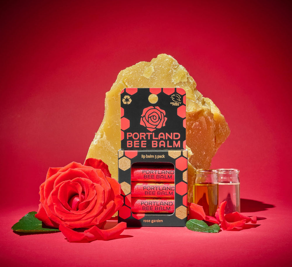 Portland Bee Balm aroma a rosas en sutiles notas florales para uso diario.