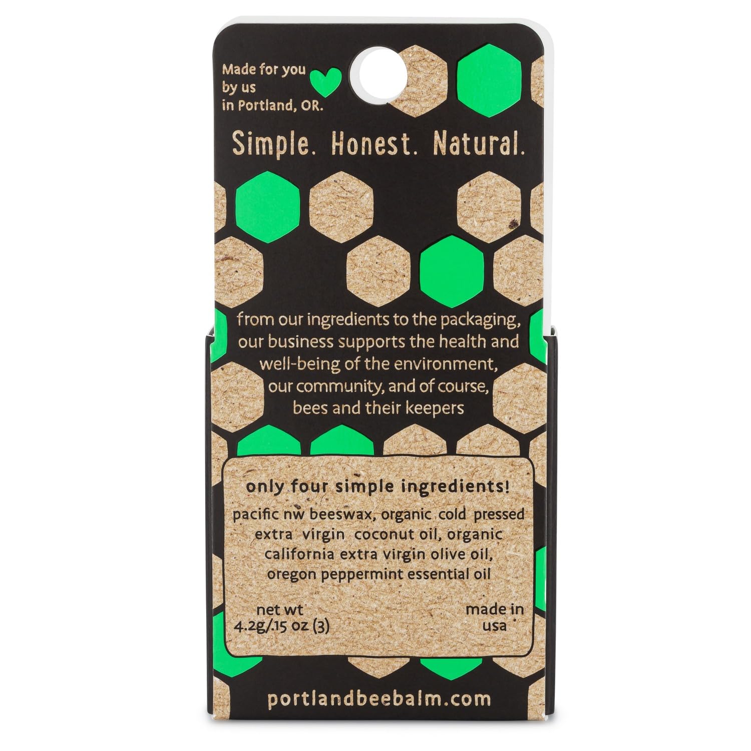 Aplicación suave de Portland Bee Balm en labios con sensación refrescante.