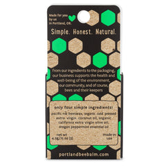 Aplicación suave de Portland Bee Balm en labios con sensación refrescante.