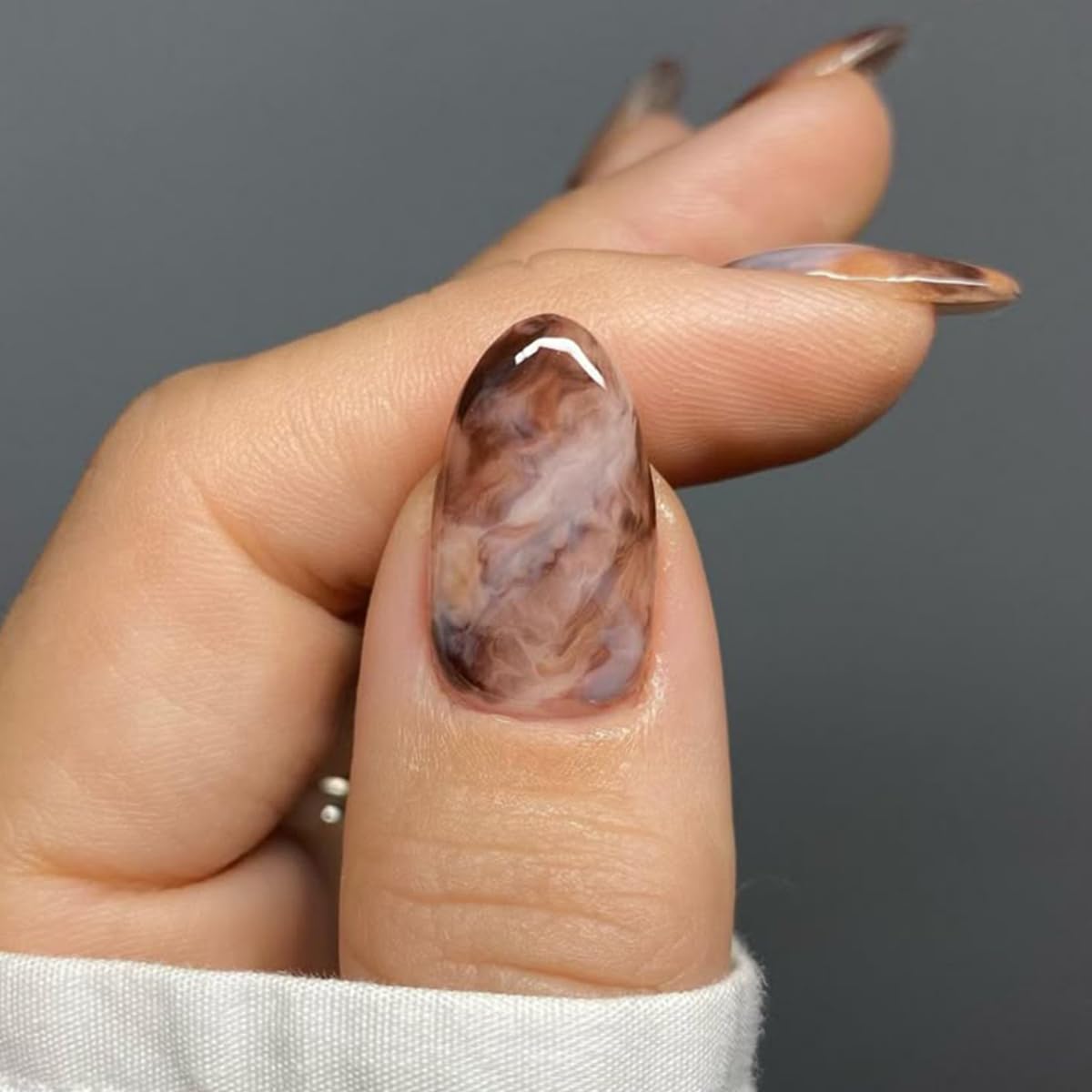 Powpop uñas almendra gris marmol para apariencia natural diaria.