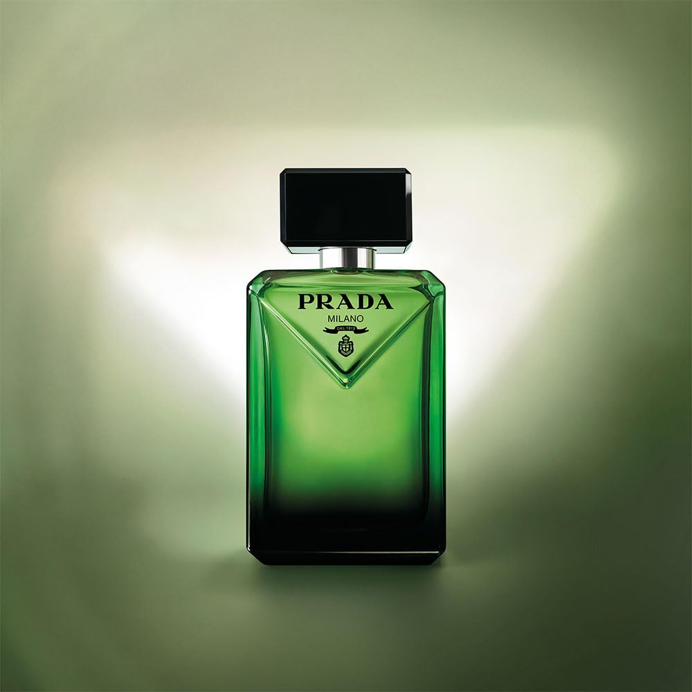 Prada Paradigme spray action captures smooth application in motion.
