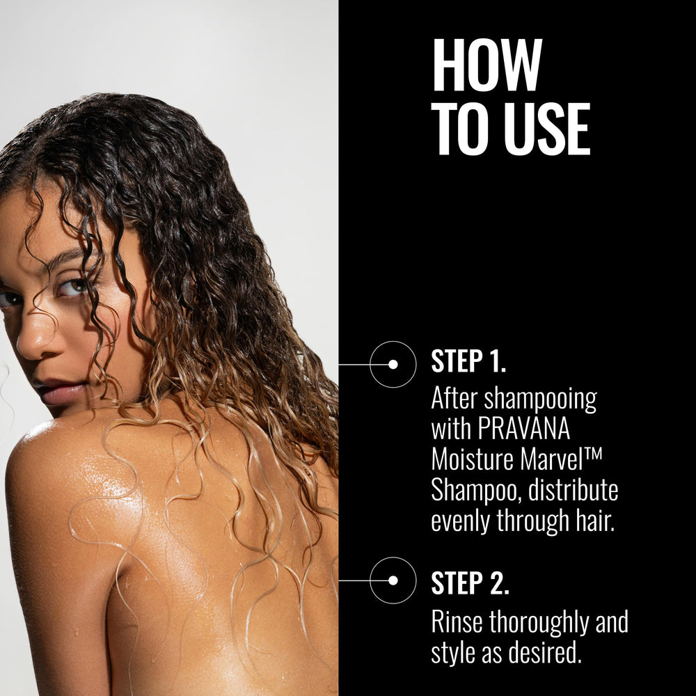 Aplicación en la mano de Pravana Moisture Marvel para una distribución uniforme.