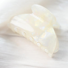 Prettyou pinza jade blanco acetato, acabado brillante que realza peinados.