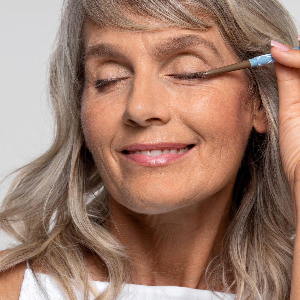 PrimePrometics PrimeEyes Glide Eyeliner dries quickly, enabling buildable intensity.