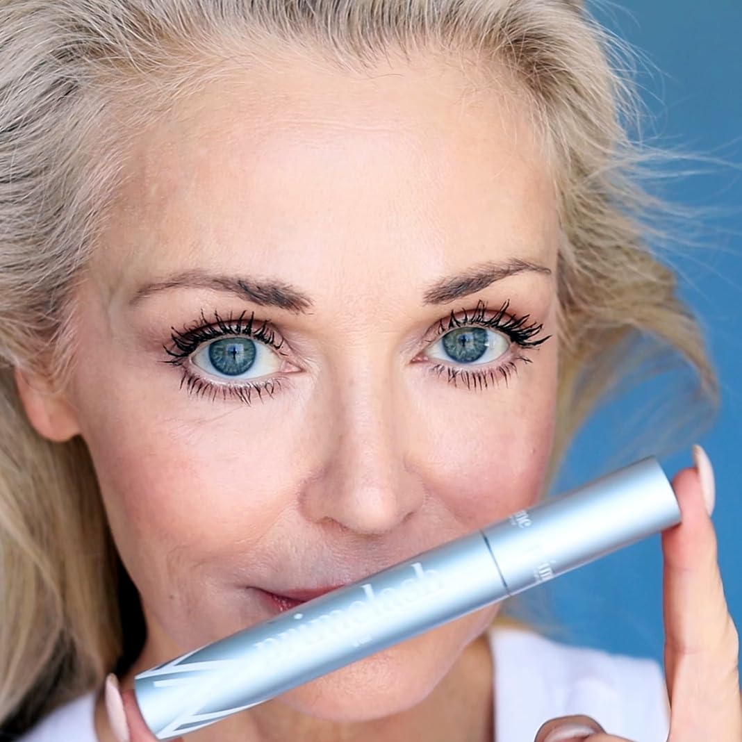Prime Prometics PrimeLash close-up of separated lashes for defined volume.