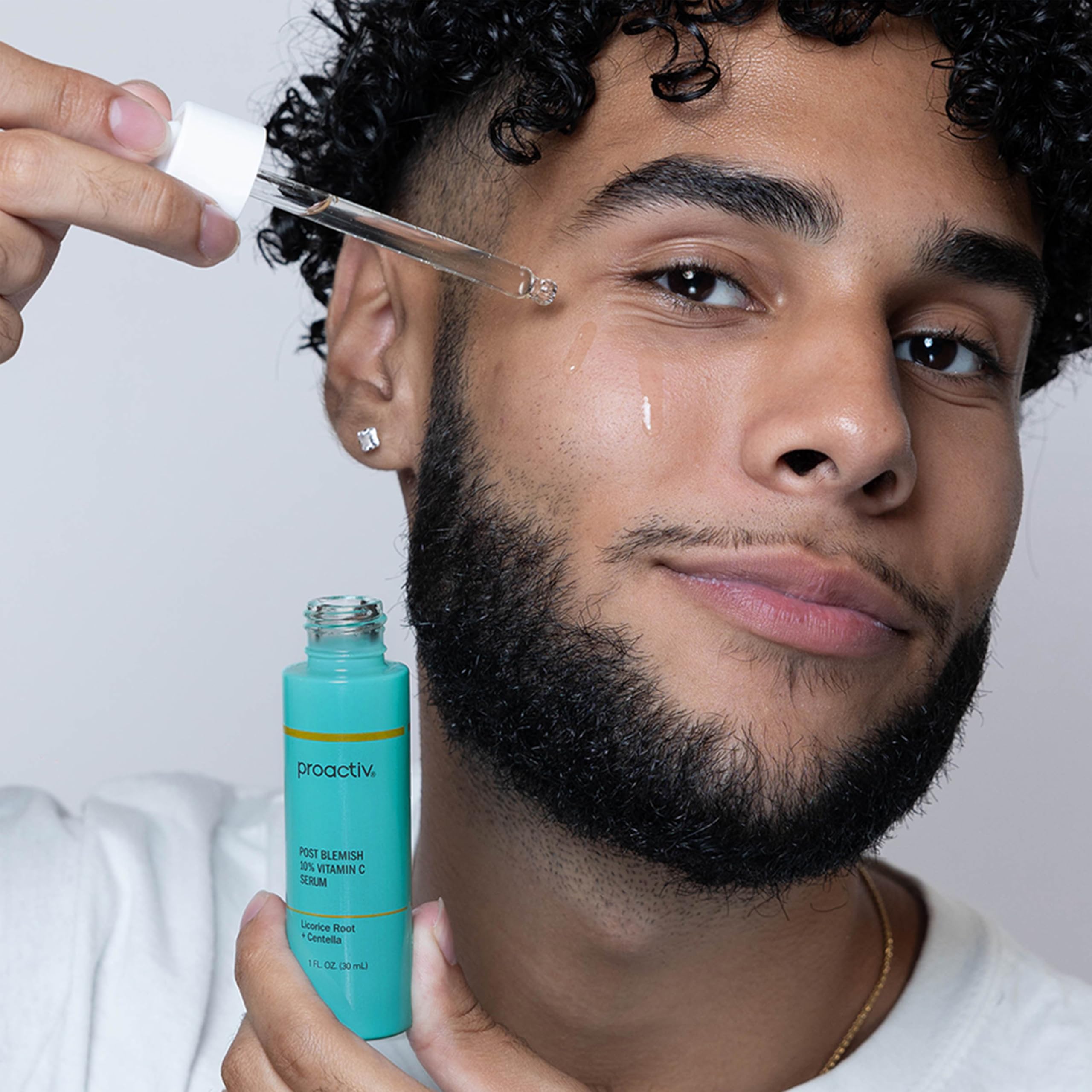 Proactiv 10% Vitamina C con ácido hialurónico para hidratación.