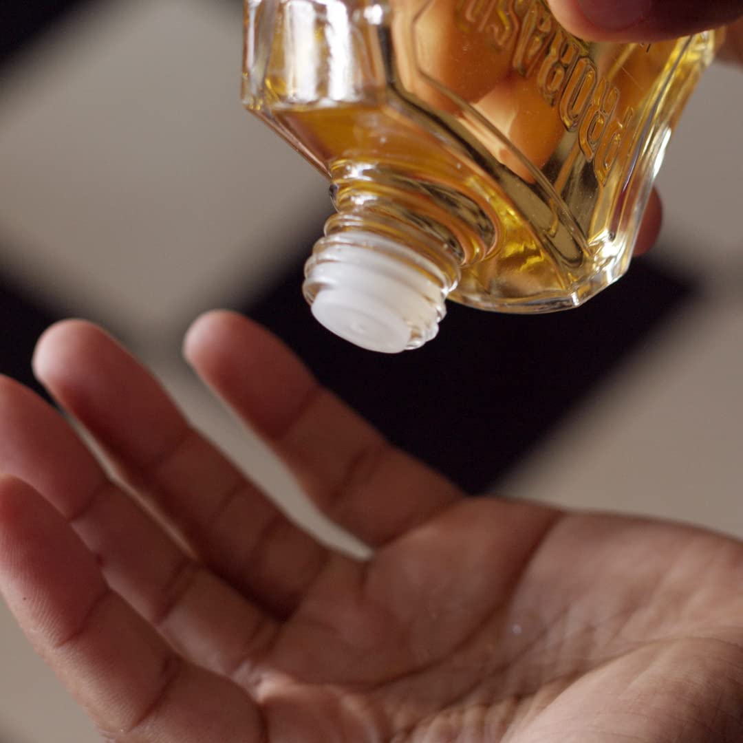 Proraso aftershave with shea butter texture shows soothing moisture for dry skin