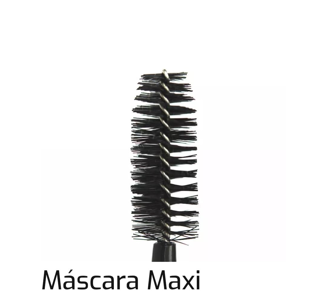 Prosa 4 IN 1 Maxi-Volume Mascara brush close-up shows precise application and fuller lashes.