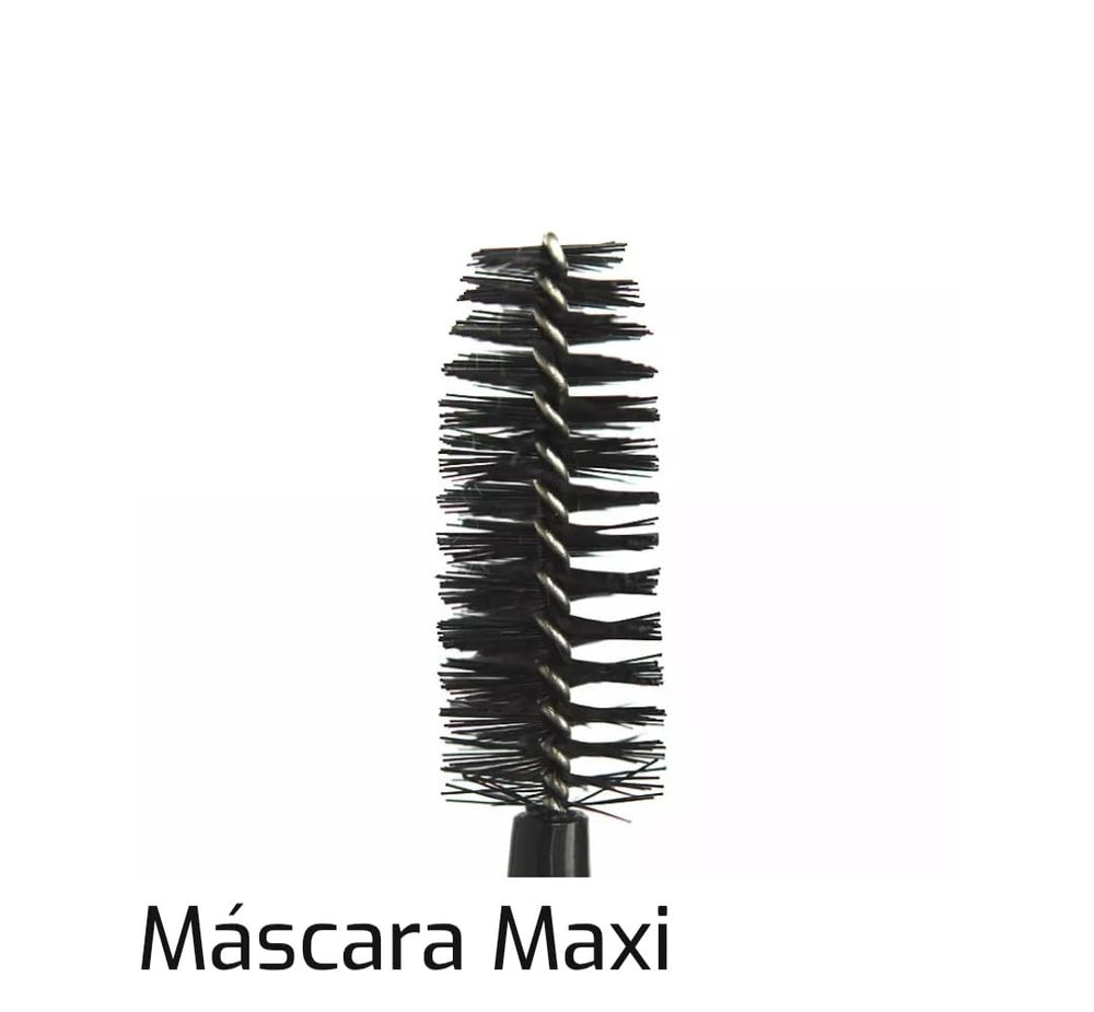 Prosa 4 IN 1 Maxi-Volume Mascara brush close-up shows precise application and fuller lashes.