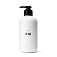 Loción Public Goods en botella para cuerpo y manos, hidratación diaria suave.