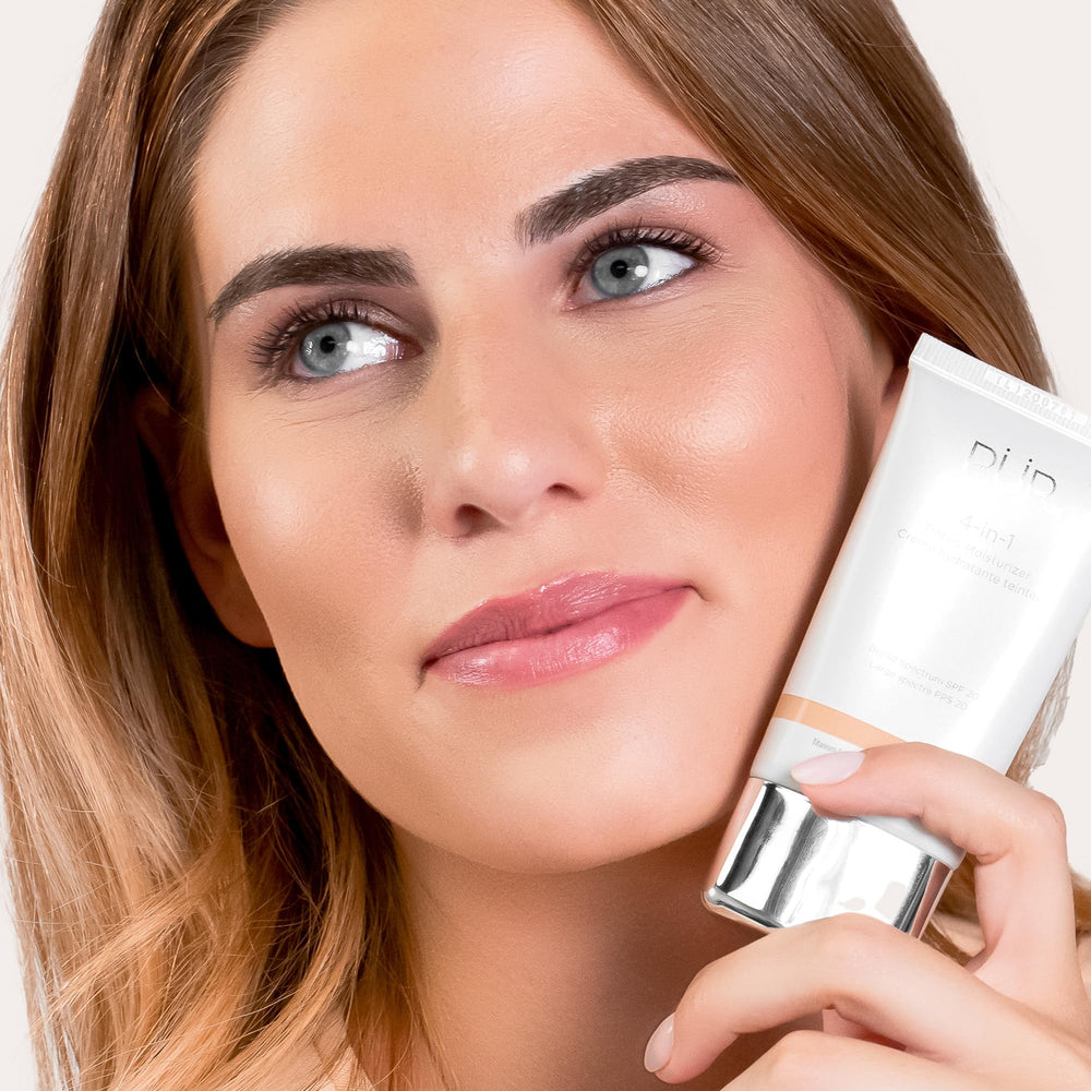 PÜR MINERALS compact bottle for on-the-go touch-ups