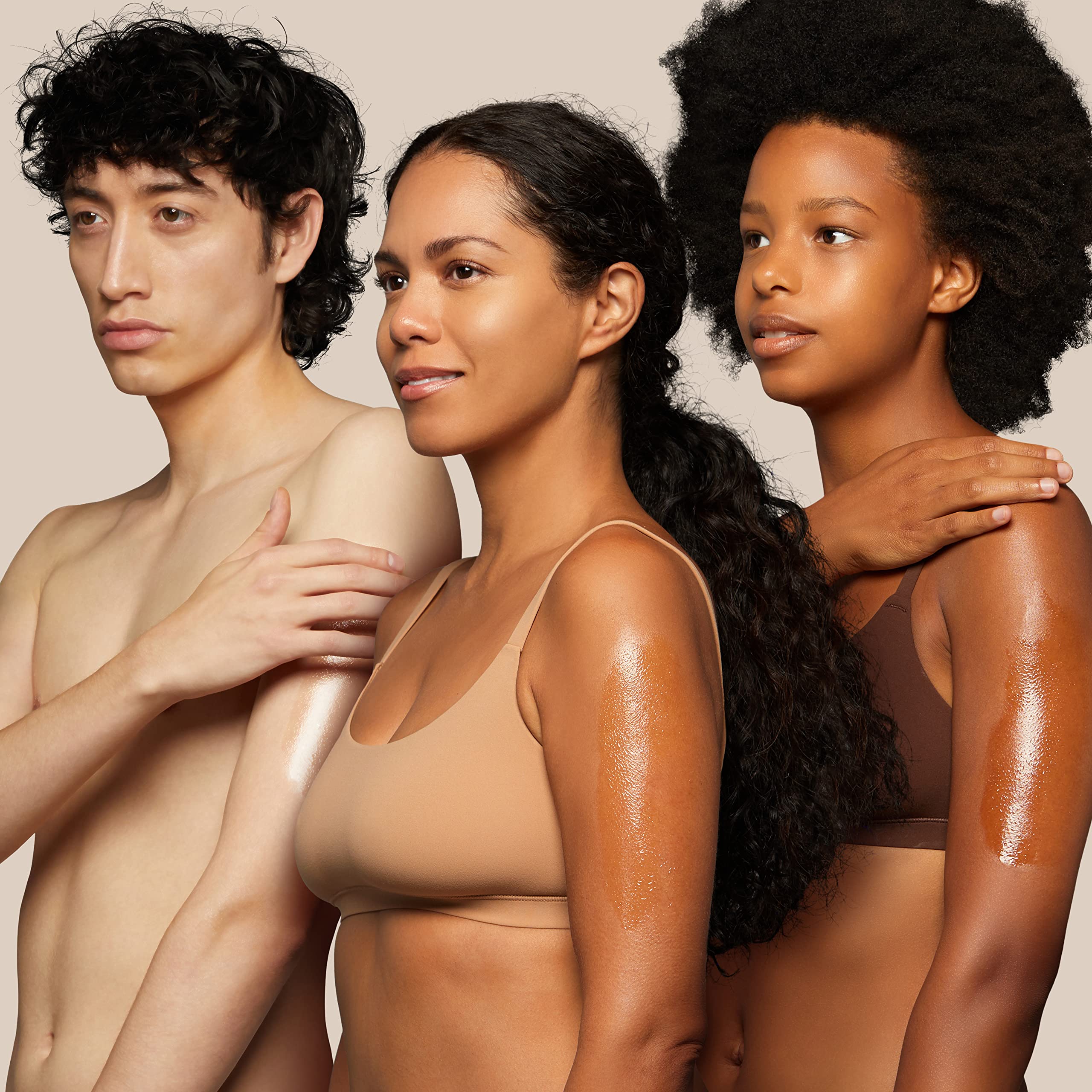 Pure Body Naturals Aceite de Almendras Dulces: aplicación en manos para hidratación ligera