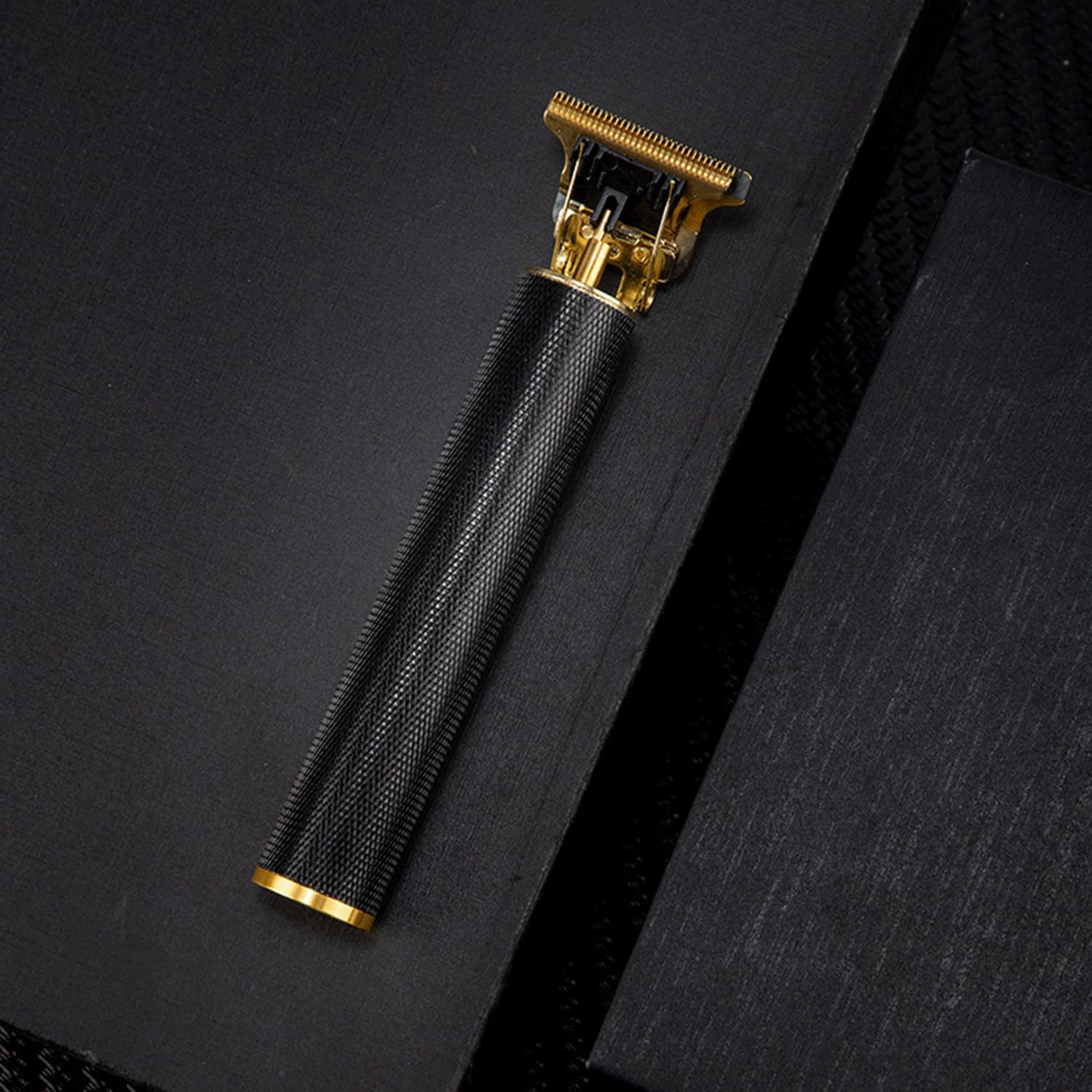 PXLISIE T blade zero-gap trimmer for close, smooth lines.
