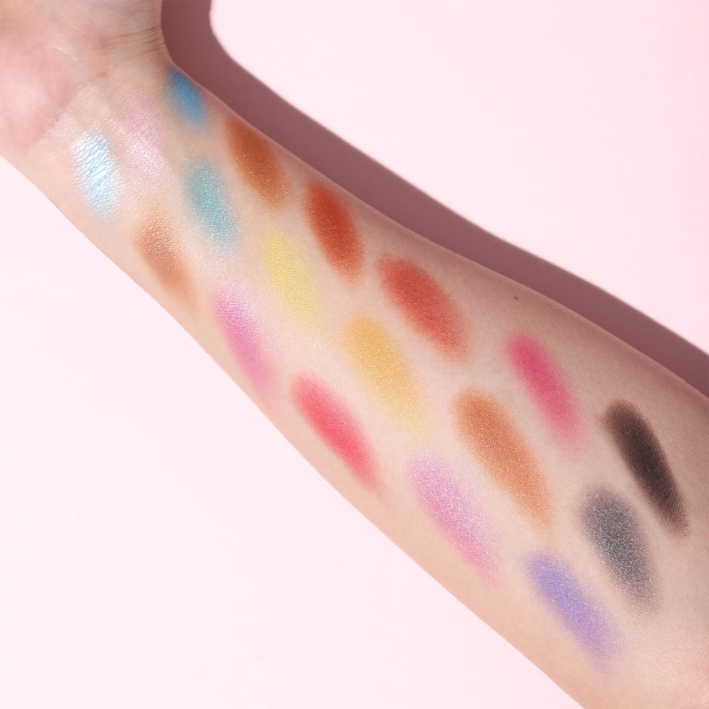 QiBest all-in-one makeup kit 2 eyebrow powders for defined brows.