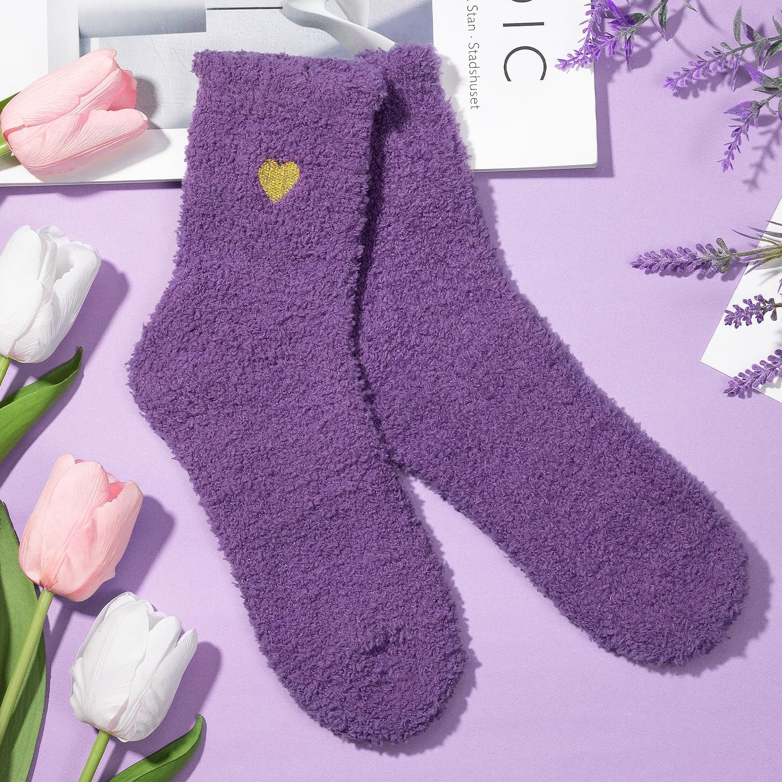 Qinline dried flower greeting card adds a personal touch.