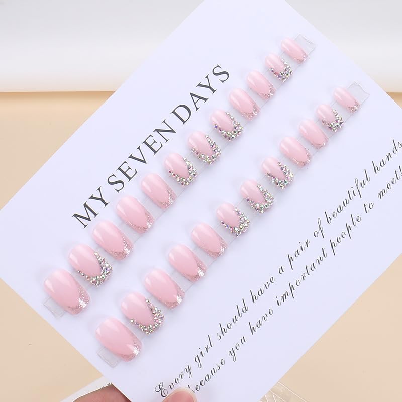QQPPOLIU 24-piece acrylic nails set displayed in a compact tray.