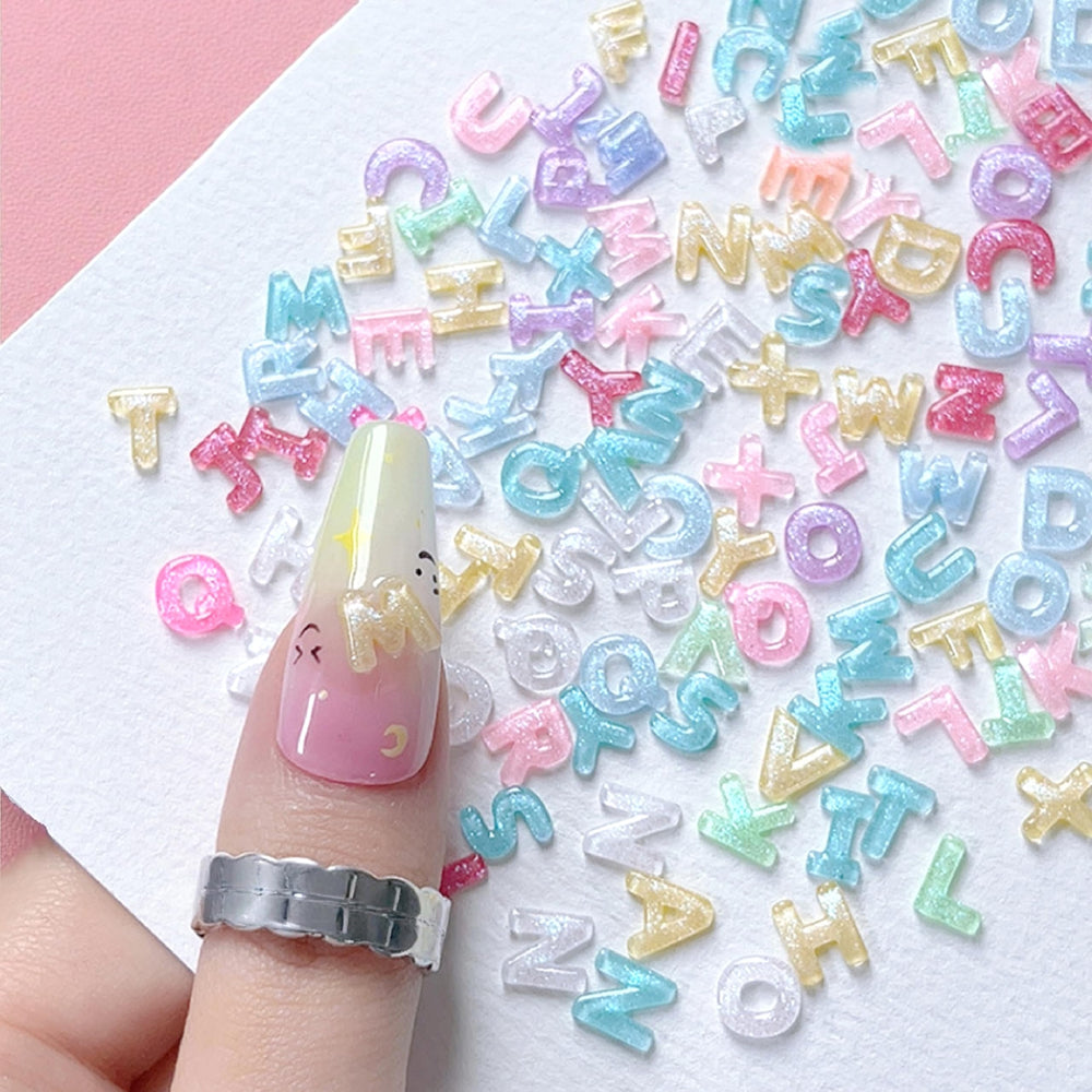 Quezadyl charms de letras en resina para uñas acrílicas duraderas.