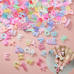 Quezadyl letras nail art 3D coloridas para decorar uñas con estilo.