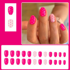 Quezadyl uñas postizas lunares rosadas con brillo para look festivo.