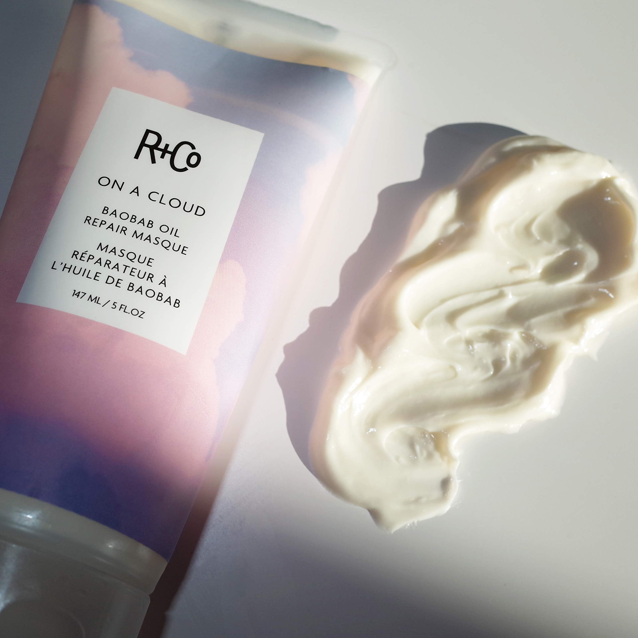Hands applying the masque on hair to demonstrate easy routine use