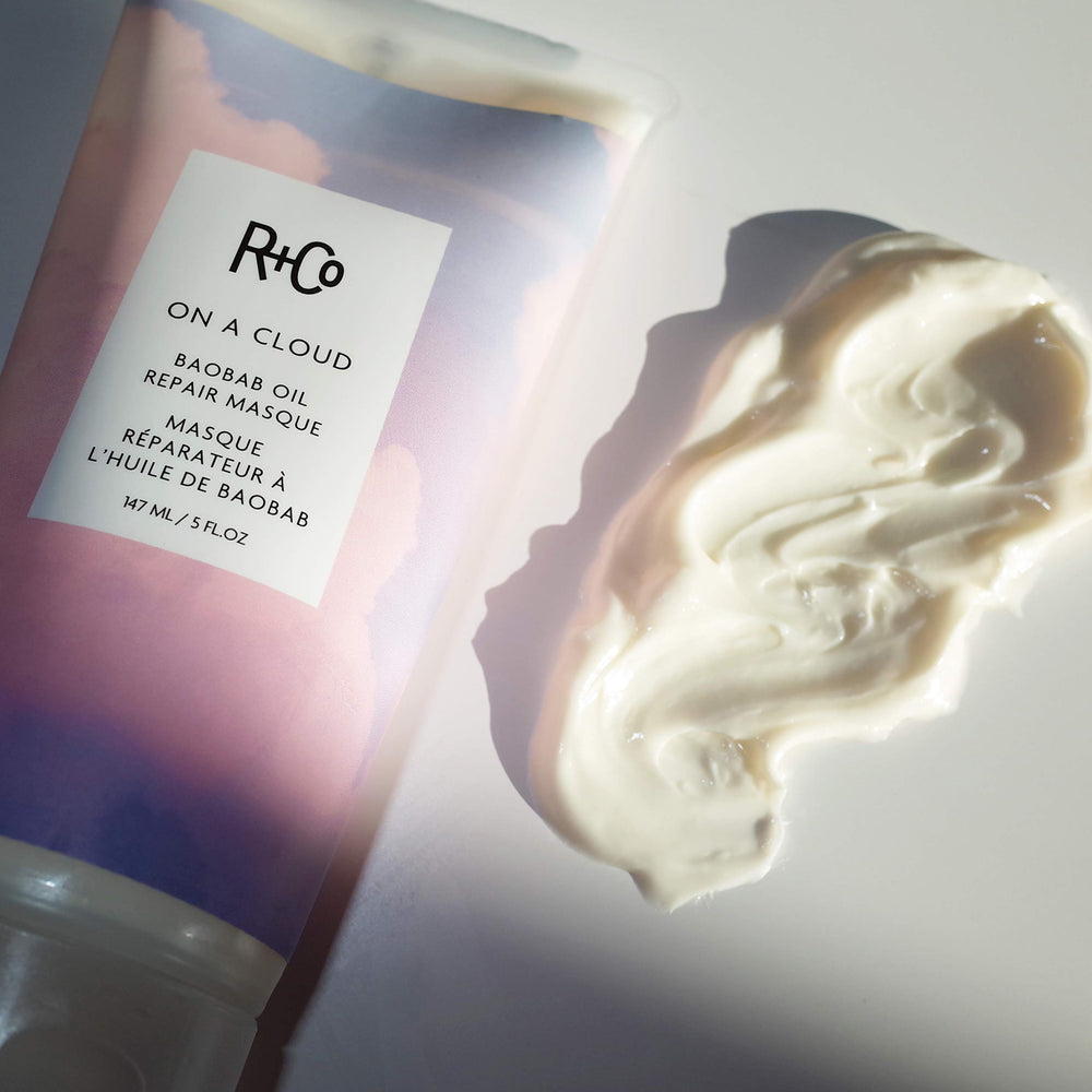 Hands applying the masque on hair to demonstrate easy routine use
