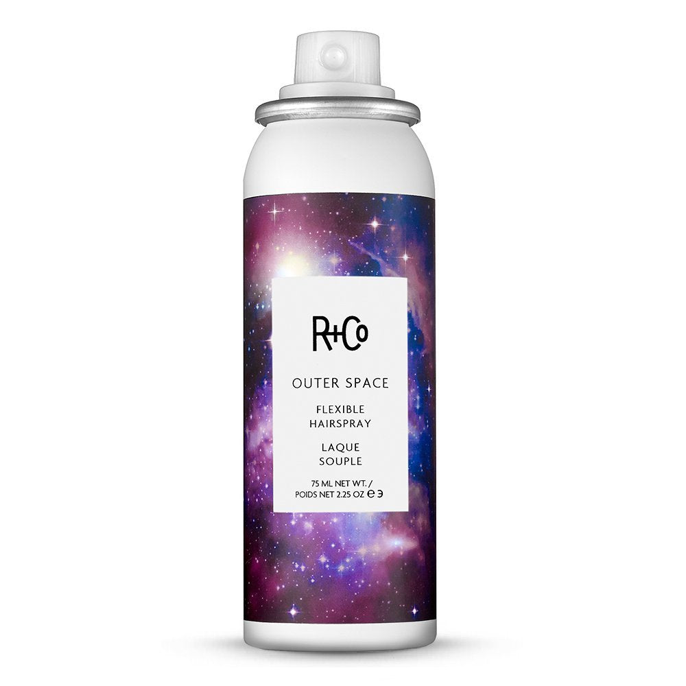 R+Co Outerspace botella de pulverización para fijar peinados sin residuos.