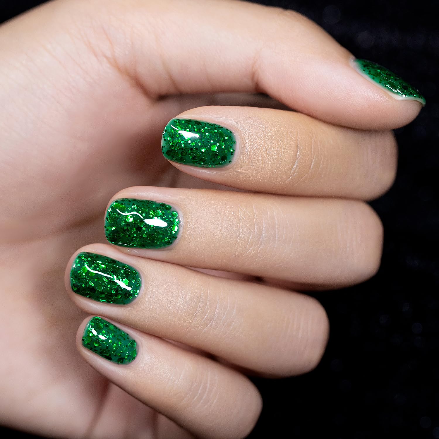 RARJSM efecto mermaid verde para un look iridiscente en uñas.