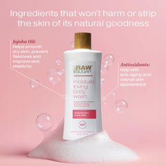Espuma suave de RAW SUGAR Simply Body Wash en la palma, limpieza delicada para la piel.