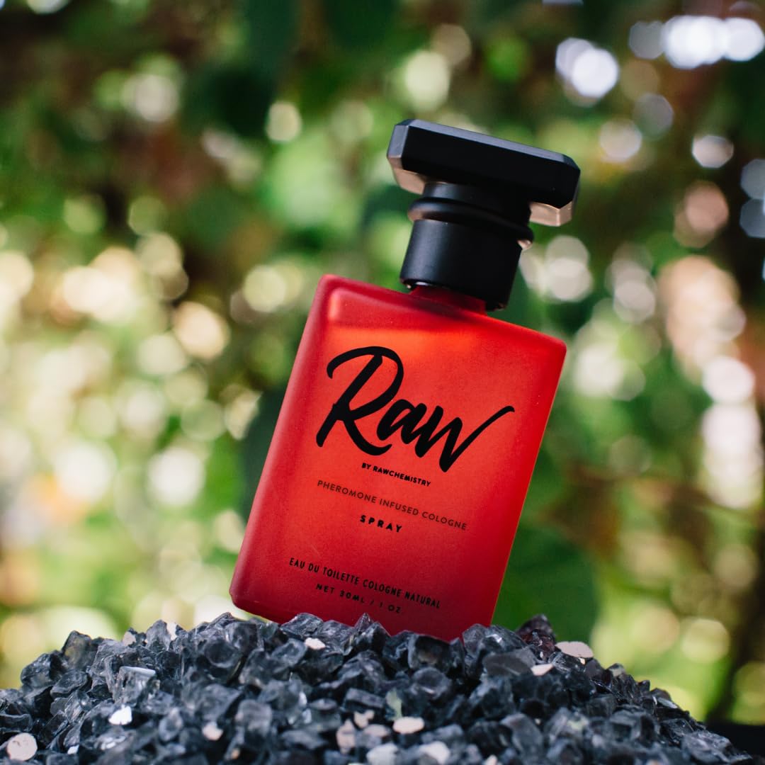 RawChemistry unboxing packaging scene showcases gift-ready presentation.