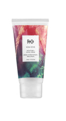 R+Co HIGH DIVE crema hidratante con textura cremosa para brillo.