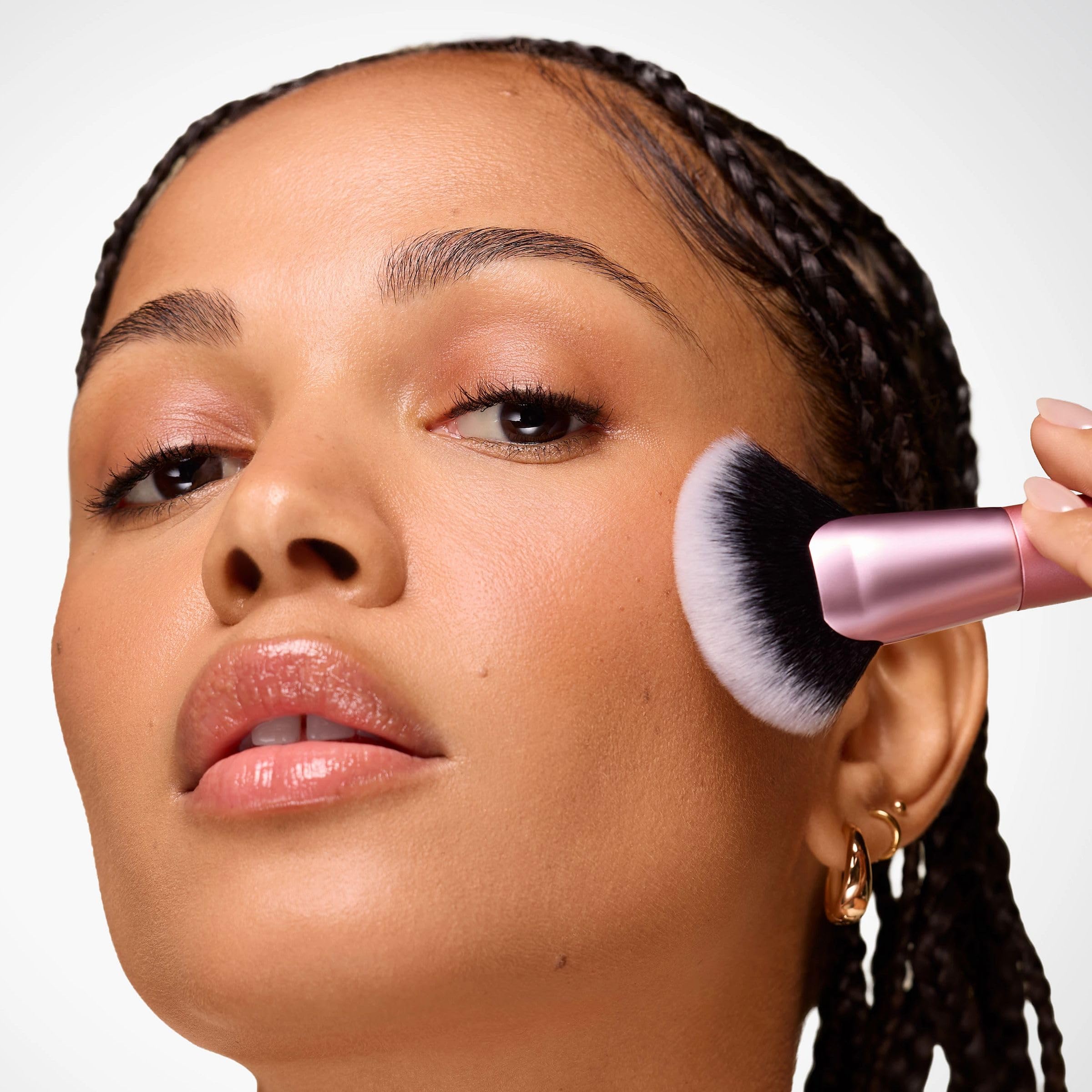 Real Techniques Angled Fan Finishing Brush ultra-plush bristles pick up product evenly