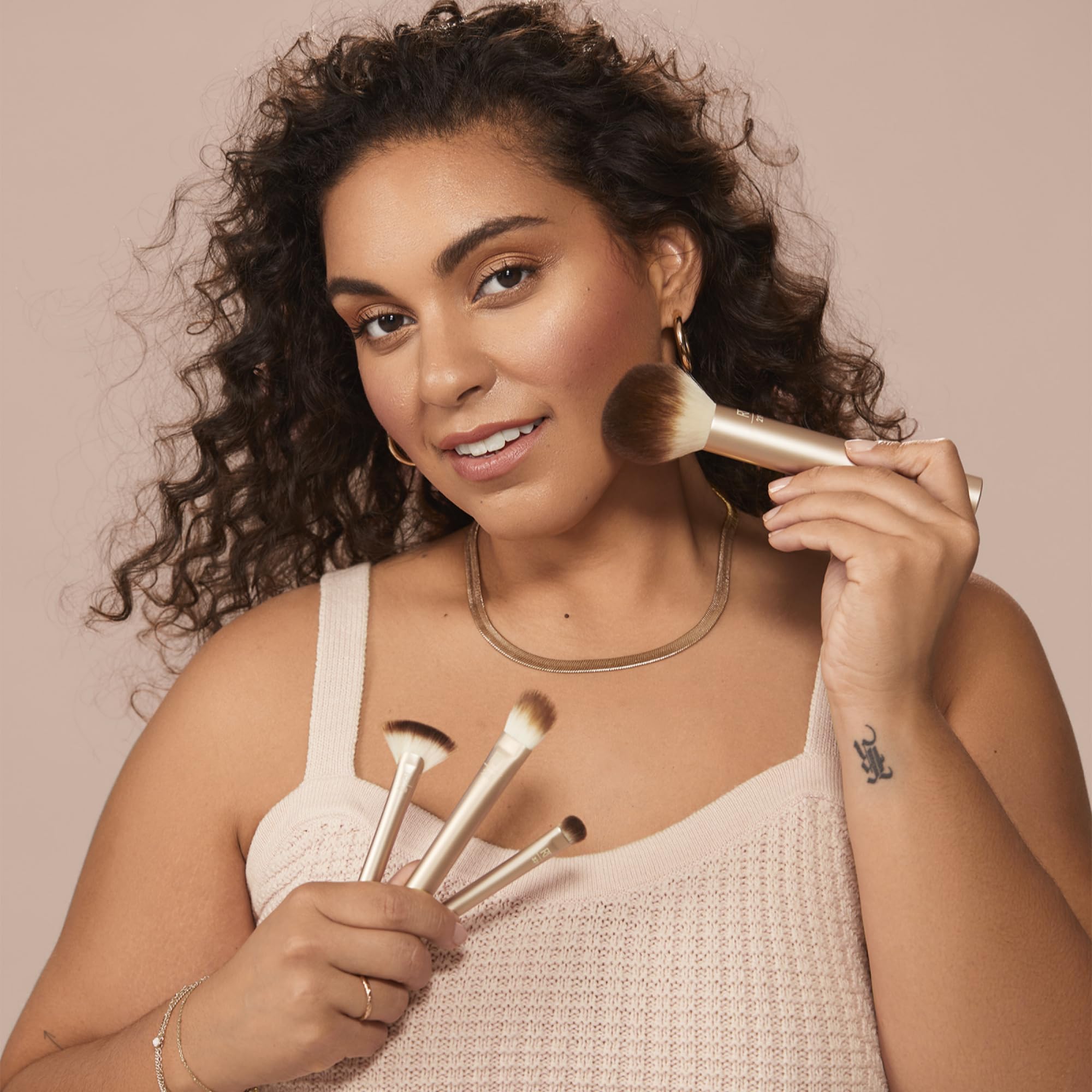 Real Techniques Au Naturale Shading Brush defines shadows with precision.
