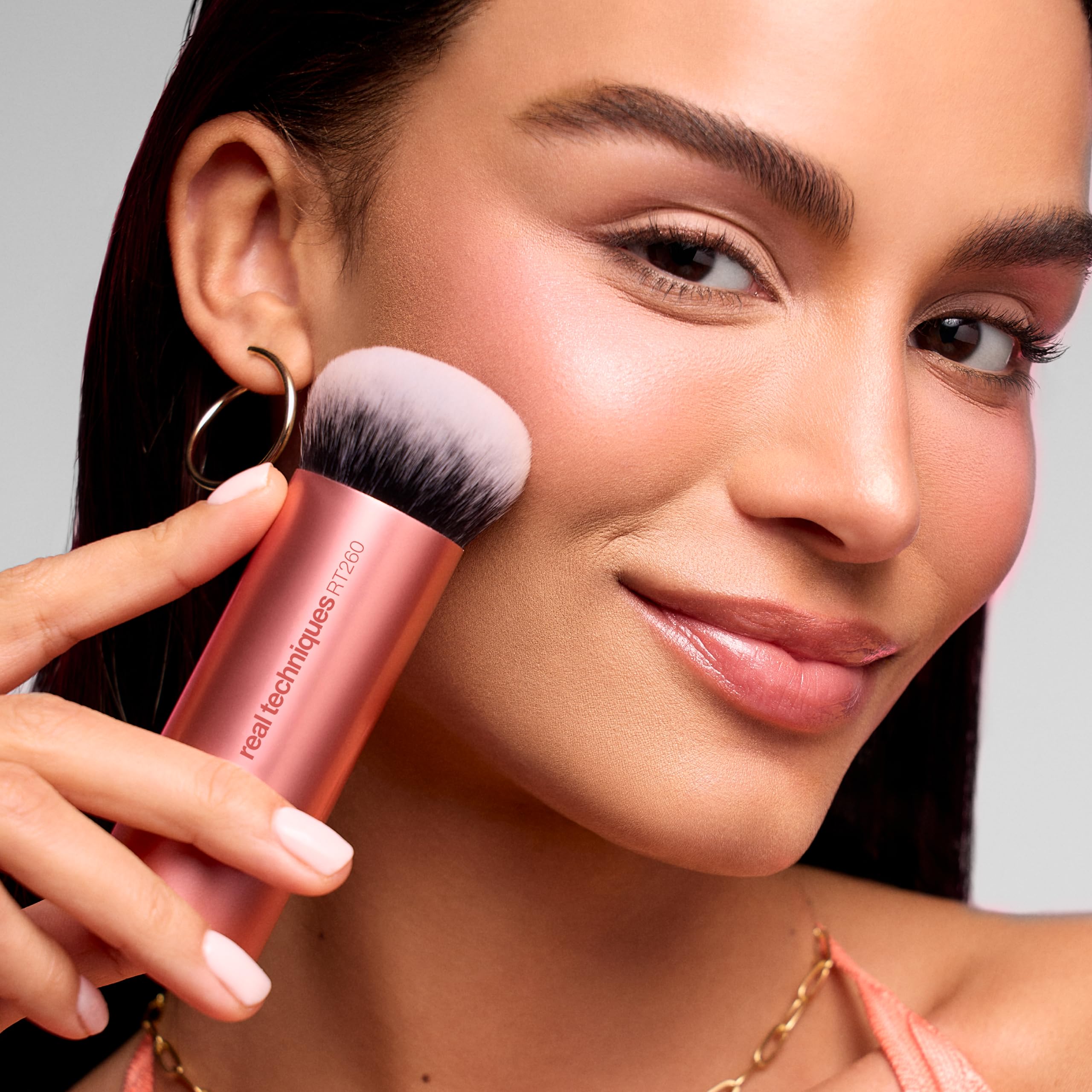 Real Techniques Bubble Blending Brush kabuki-inspired bubble head for smooth blends.
