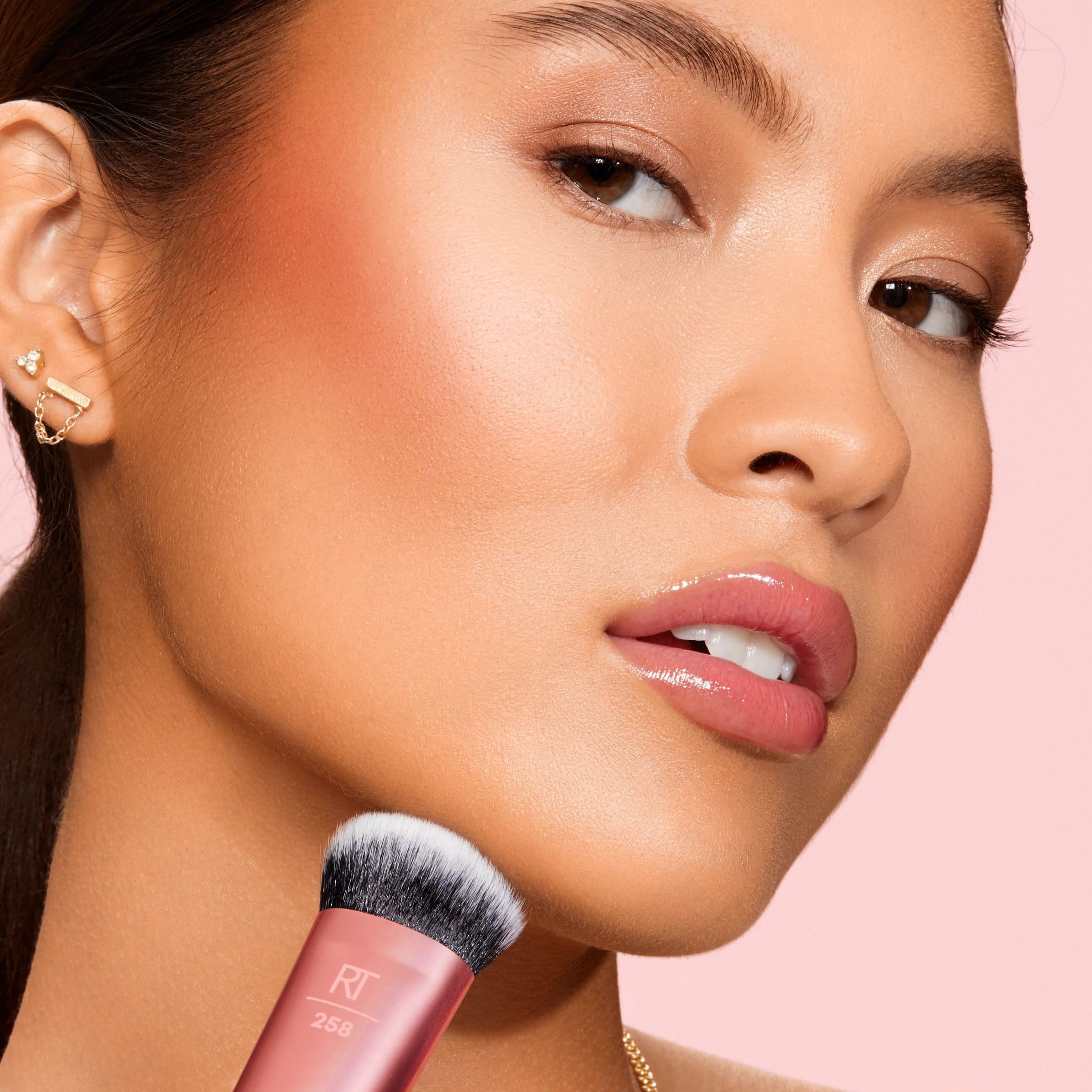 Real Techniques 402 Setting Brush for light, even powder application
