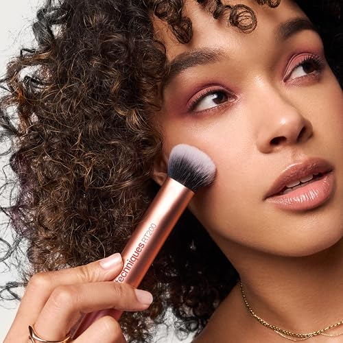 Real Techniques Foundation Blend Action visual demonstrates smooth base