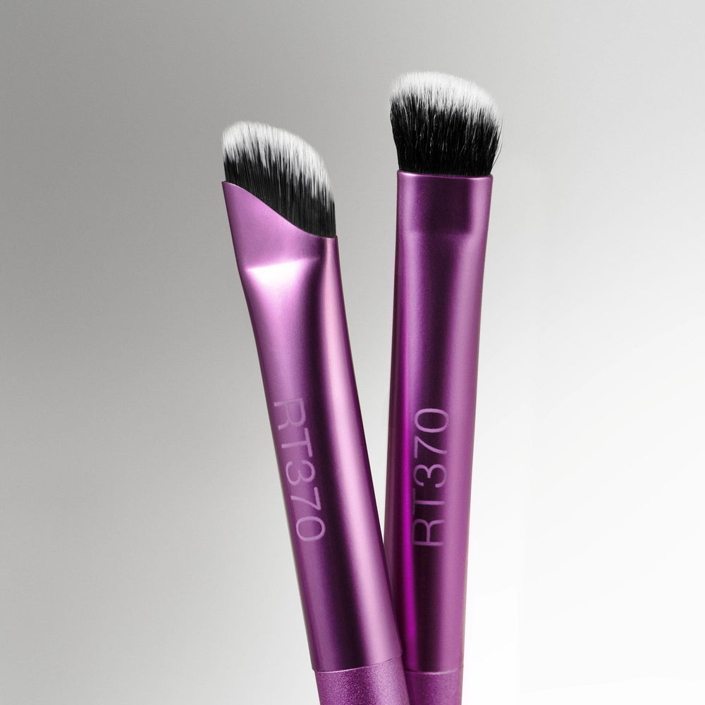 Real Techniques Liner & Smudge Brush ergonomic handle helps steady liner application.