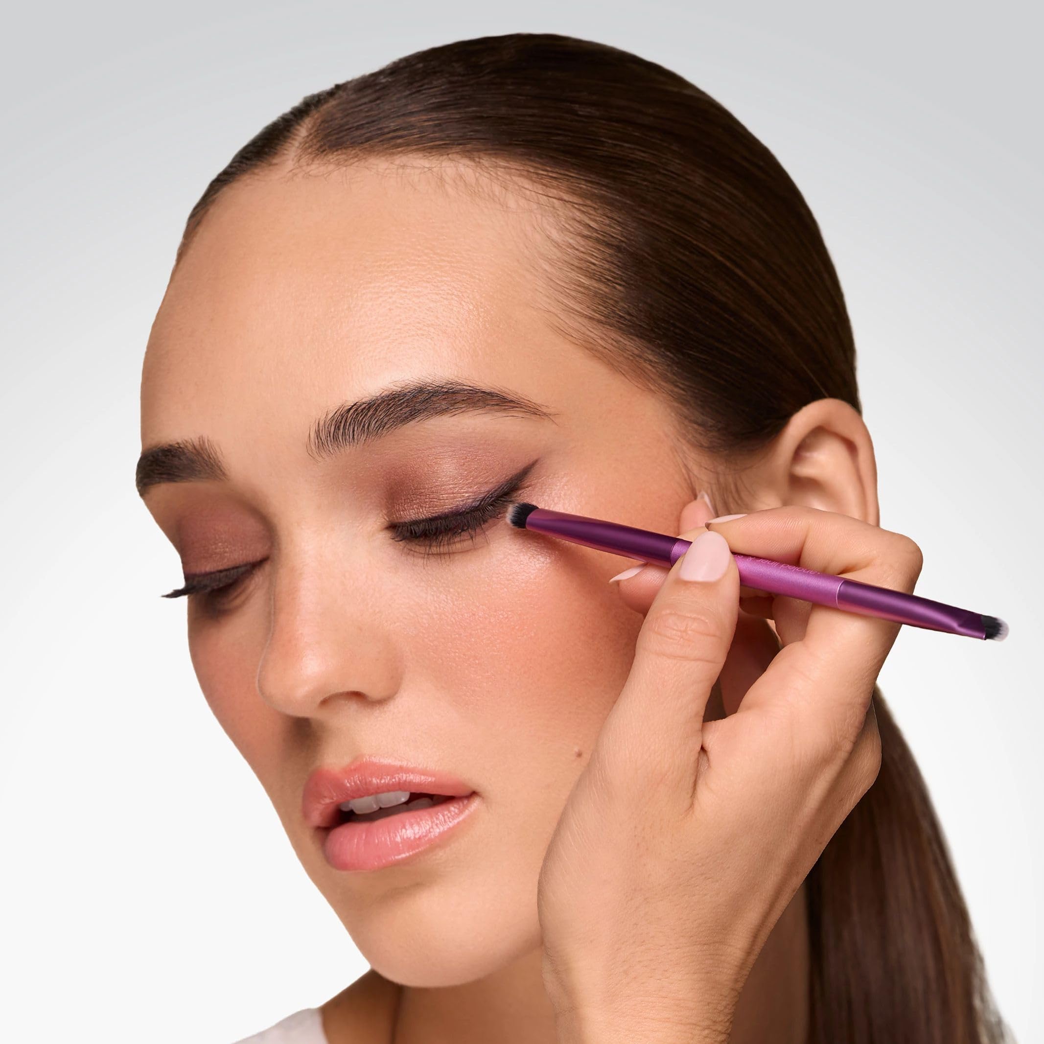 Real Techniques Liner & Smudge Brush works with liquid, cream, and powder shadows for versatile looks.