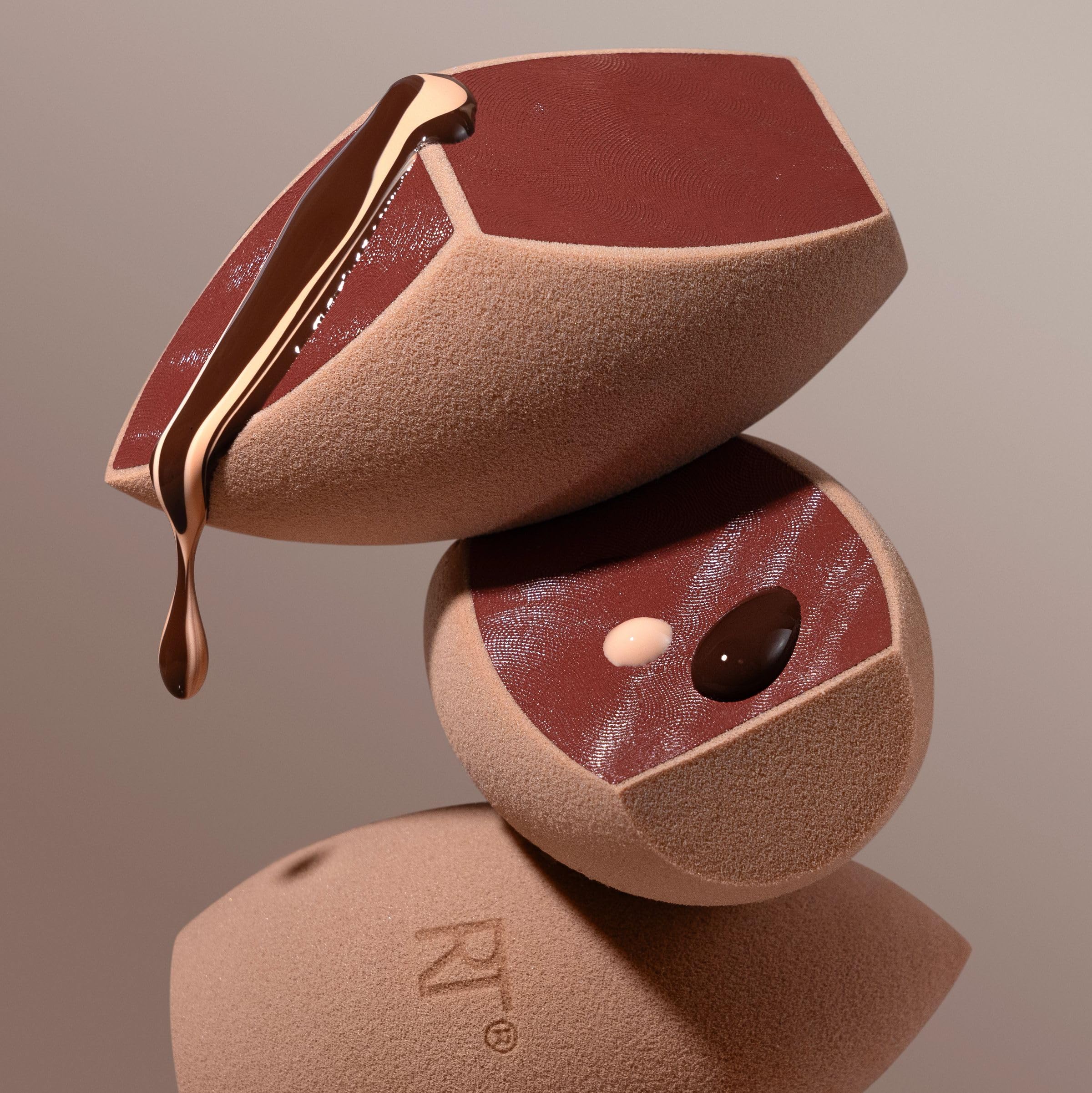 Real Techniques packaging shows the Makeupsaver sponge and key benefits.